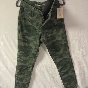 Woman’s universal thread pants NWT